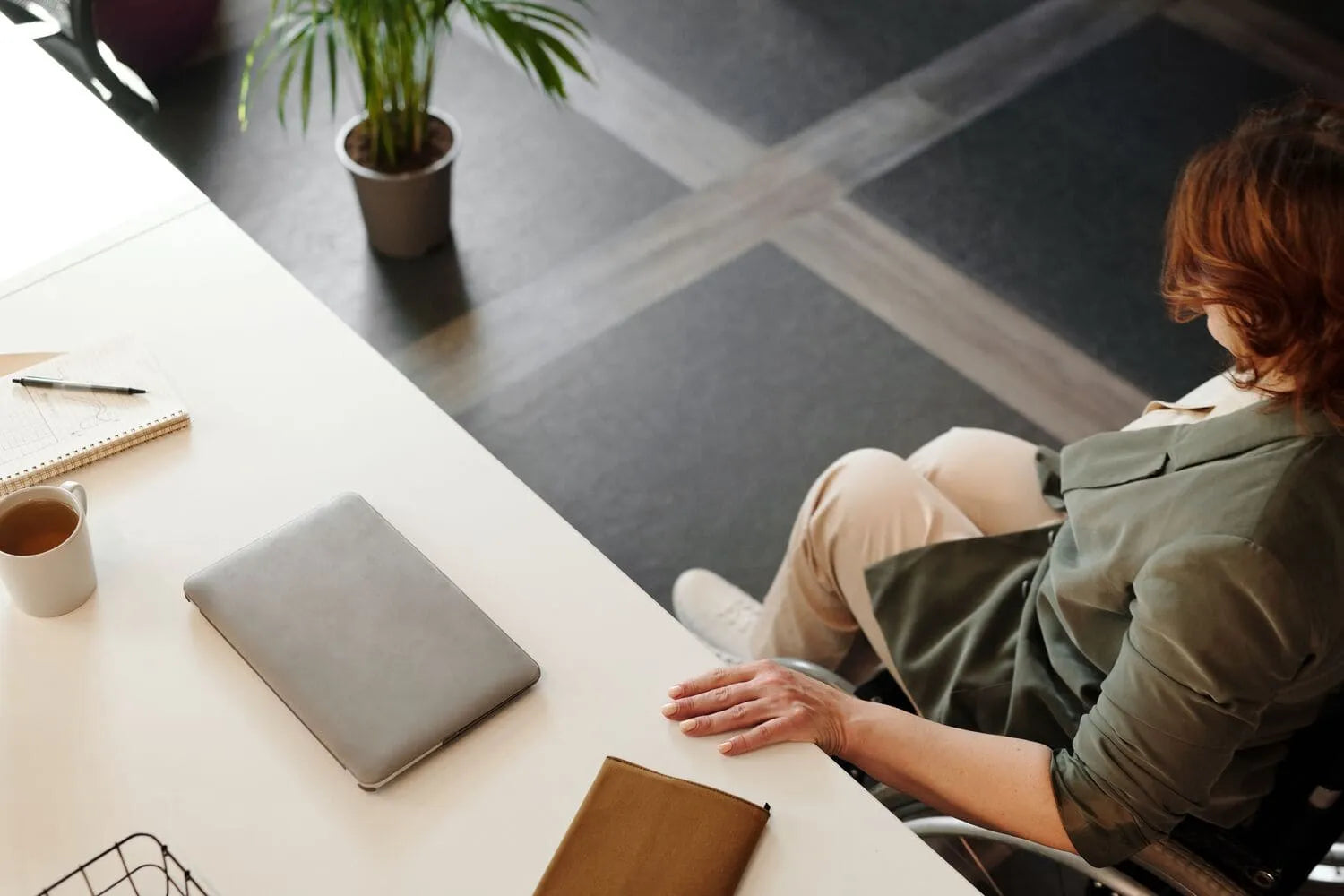 Comment soulager les jambes lourdes au bureau ?