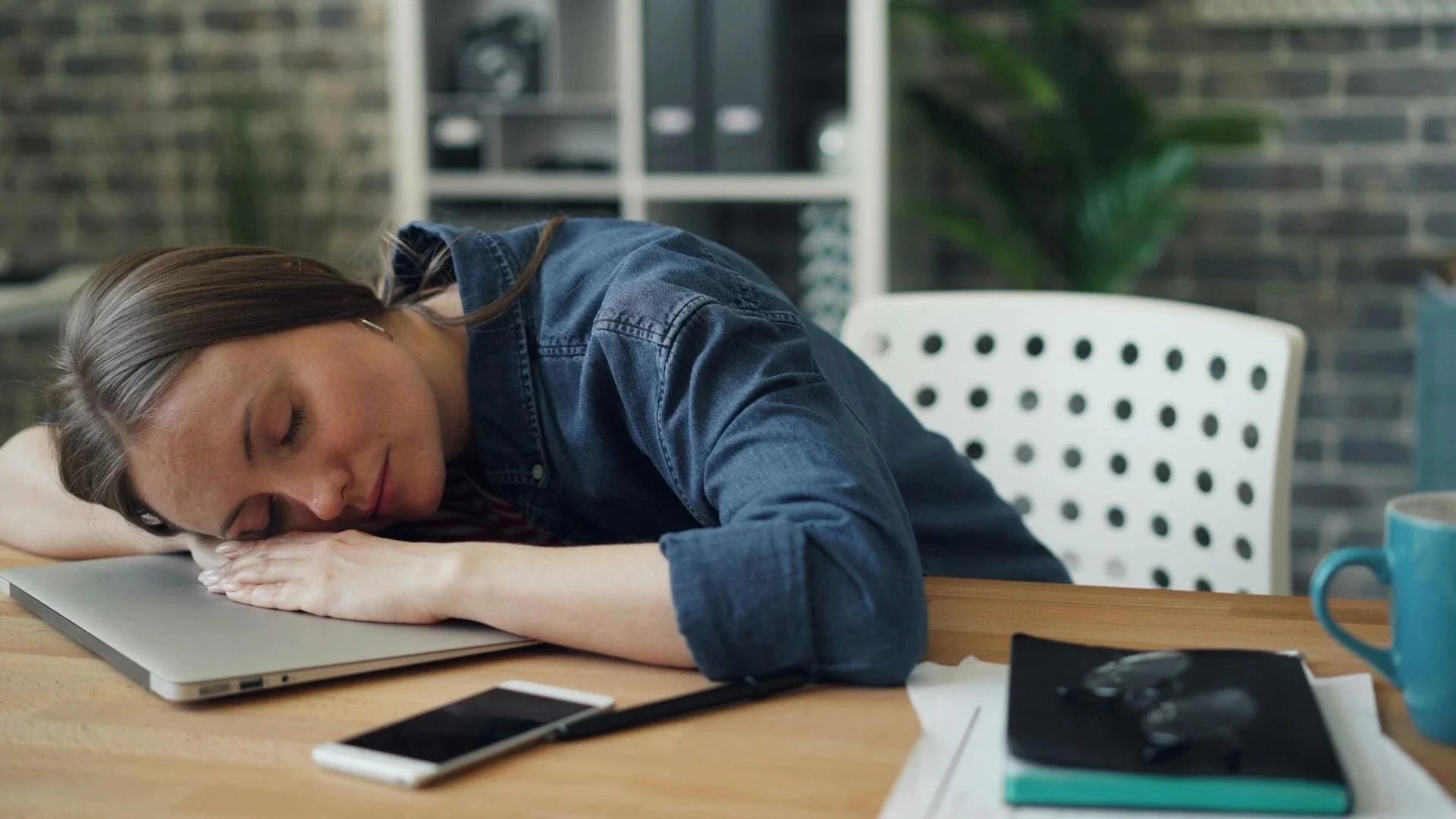 Sieste au travail : bienfaits et conseils