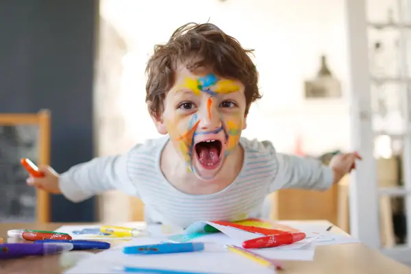 20 signes TDAH enfant : comment reconnaître les symptômes chez les plus jeunes ?