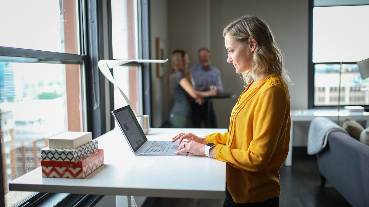 Travailler debout au bureau : Améliorez votre productivité et votre santé au travail